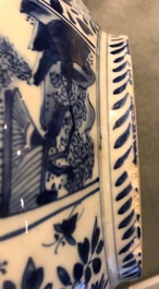 Un vase en porcelaine de Chine bleu et blanc &agrave; d&eacute;cor floral, Kangxi